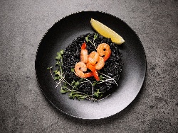 Пържен черен императорски ориз с кралски скариди в уок тиган - снимка на рецептата